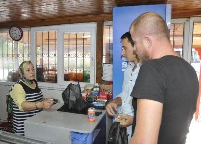 B&uuml;fe Işletmecisi, I&ccedil;ki Sattığı I&ccedil;in Polisin Kendisini D&ouml;vd&uuml;ğ&uuml;n&uuml; Ileri S&uuml;rd&uuml; 2