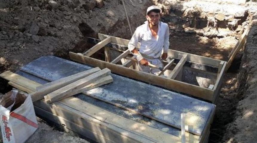 Mezarcılar, Usta Ve &Ccedil;ırak Bulamıyor