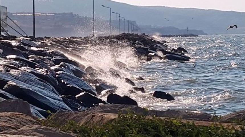 Bandırma&rsquo;da Şiddetli R&uuml;zgar Etkili Oluyor