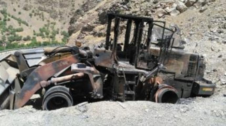 &Ccedil;ukurca Kara Yolunda Bir İş Makinesi Yakıldı