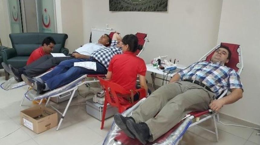 Elazığ&rsquo;da Sağlık &Ccedil;alışanları Kan Verdi