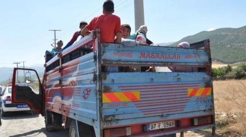 Kamyonet Kasasında Tarım Iş&ccedil;isi Taşıyanlar Engellendi