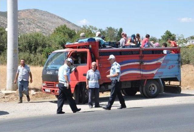 Kamyonet Kasasında Tarım Işçisi Taşıyanlar Engellendi