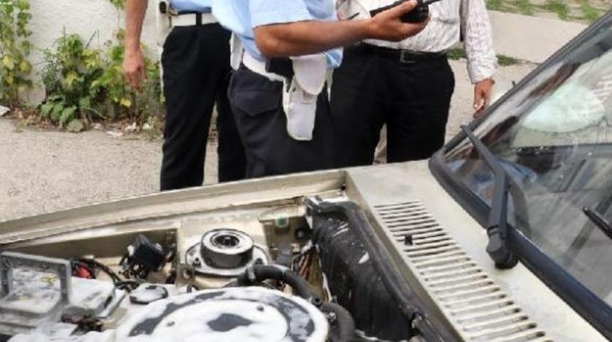 Otomobildeki Yangını Polis S&ouml;nd&uuml;rd&uuml;