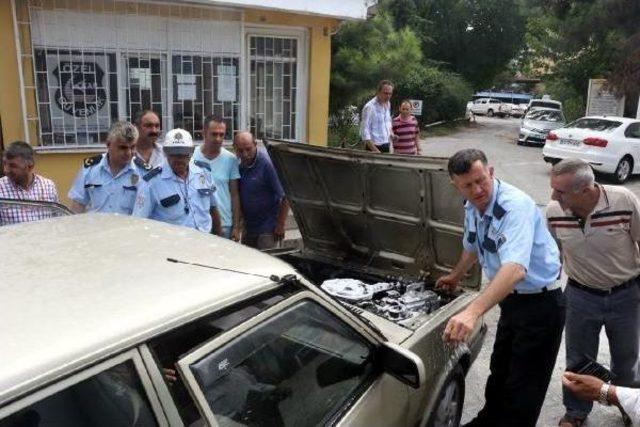 Otomobildeki Yangını Polis Söndürdü