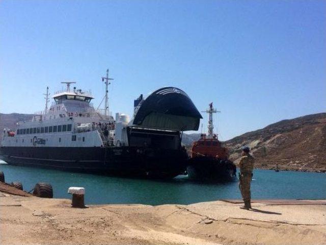 Makine Arızası Yapan Gökçeada Feribotu Yolda Kaldı (2)