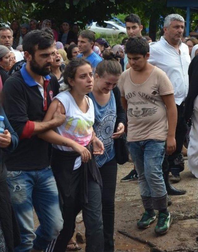 Artvin&rsquo;de Selde Hayatını Kaybedenler Toprağa Veriliyor 2