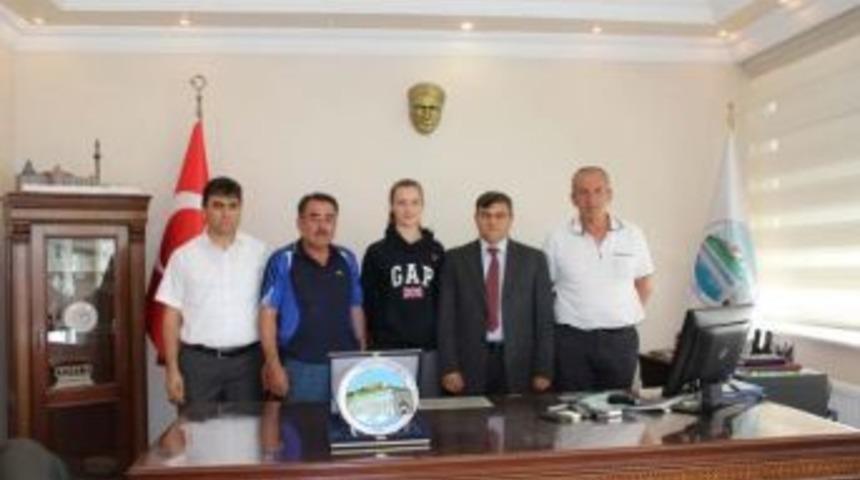 T&uuml;rkiye Şampiyonu Tekvandocu Altınla &Ouml;d&uuml;llendirildi