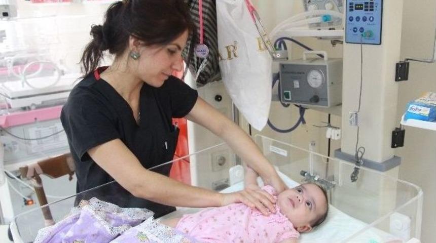 Iraklı Aile &Ccedil;ocuğunu Hastanede Bıraktı