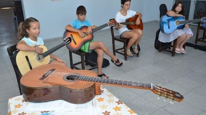 Yeni Fo&ccedil;a&rsquo;da &Ouml;ğrencilere Gitar Kursu