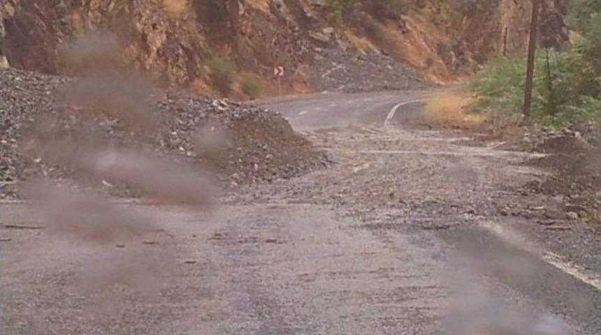Hakkari-&ccedil;ukurca Karayoluna Heyelan D&uuml;şt&uuml;