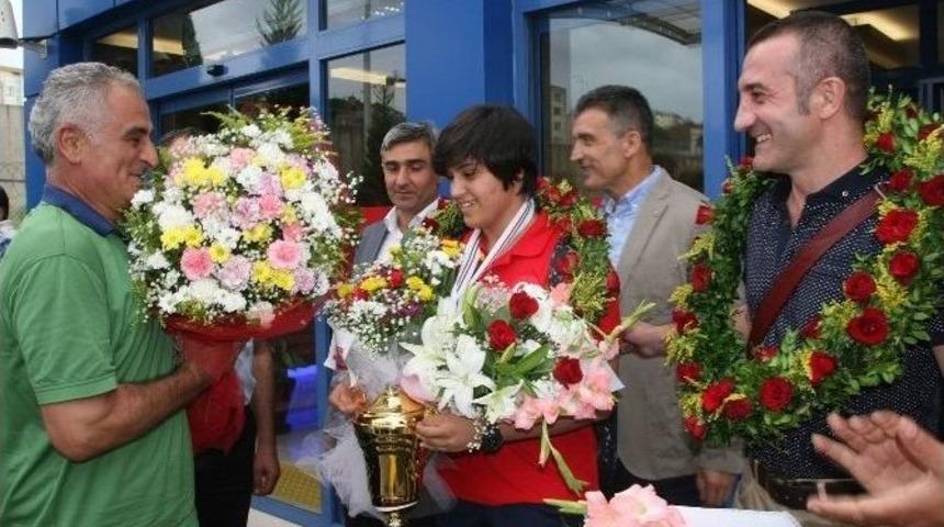 Şampiyon Boks&ouml;r Busenaz S&uuml;rmeneli &Ccedil;i&ccedil;eklerle Karşılandı