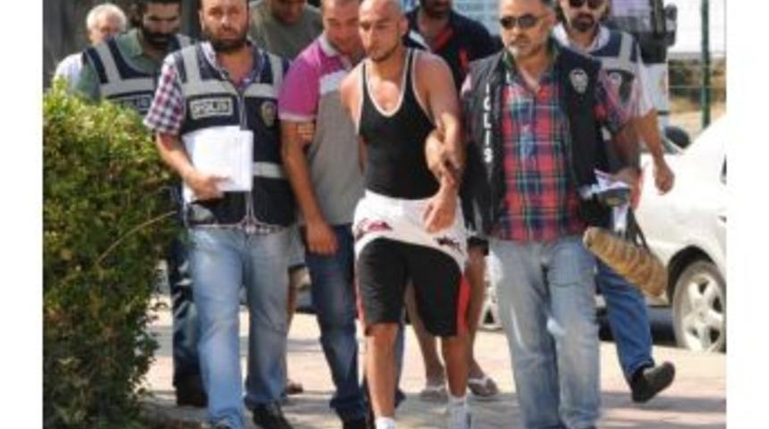 Danimarkalı Kadının Parasını Ve Otomobilini Gasp Ettiler