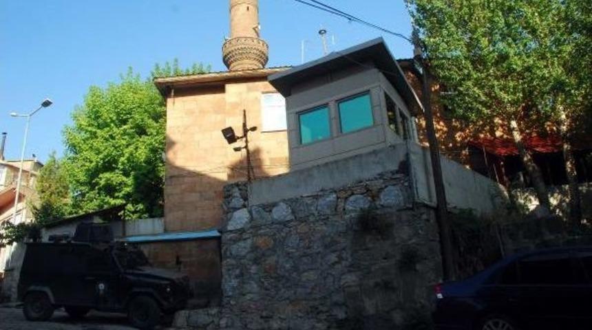 Kadın Kıyafeti Giyen Pkk'lı, Polise Merkezine Bomba Attı