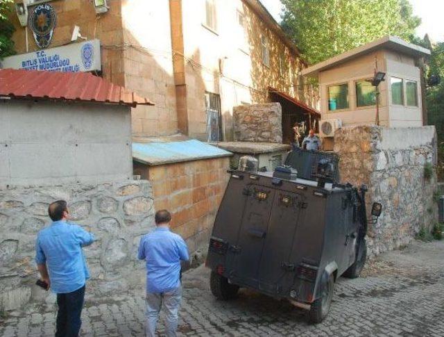 Kadın Kıyafeti Giyen Pkk'lı, Polise Merkezine Bomba Attı