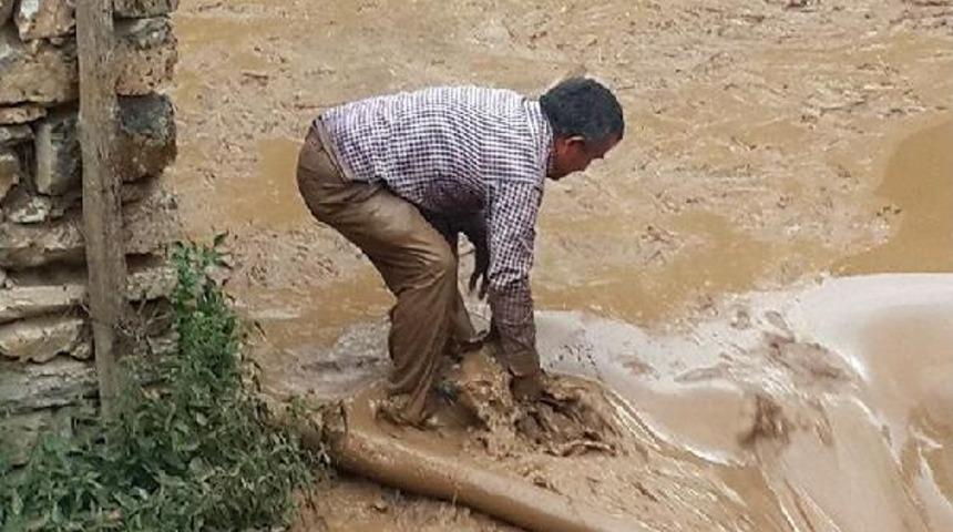 Sağanak Yağmur, Van'ın Il&ccedil;elerini Vurdu