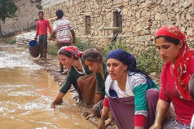 Sağanak Yağmur, Van'ın Ilçelerini Vurdu