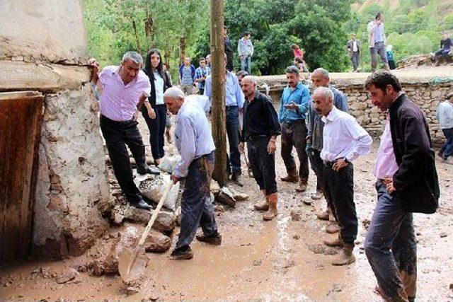 Sağanak Yağmur, Van'ın Ilçelerini Vurdu