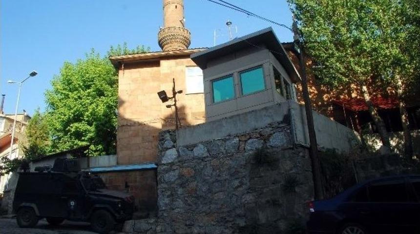 Kadın Kıyafetli Ter&ouml;ristlerden Karakola Saldırı