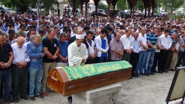 Cenazesi Şoförlüğünü Yaptığı Ambulansla Uğurlandı