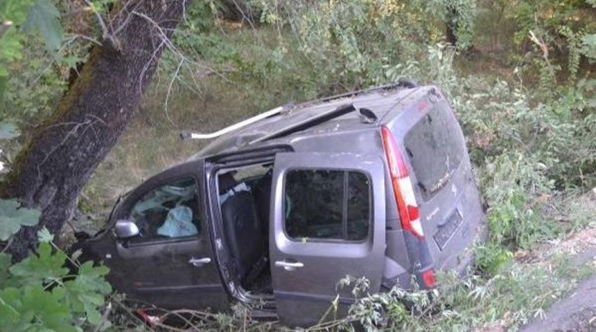 Tatil Yolunda Kaza: 1 &Ouml;l&uuml;, 4 Yaralı