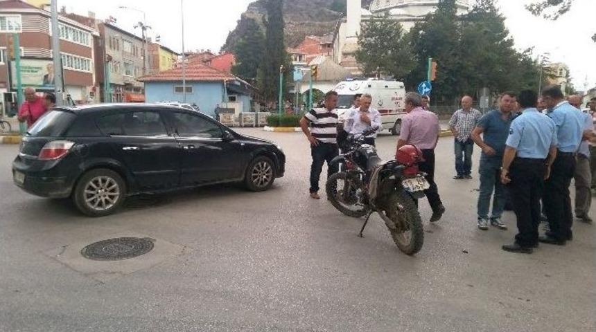 &Ccedil;orum&rsquo;da Motosiklet Ve Otomobil &Ccedil;arpıştı: 1 Yaralı