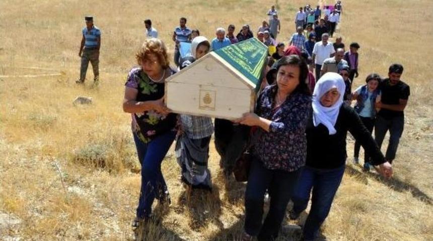 Şile &Ccedil;&ouml;pl&uuml;ğ&uuml;nde Cesedi Bulunan Kadını,son Yolculuğuna Kadınlar Uğurladı