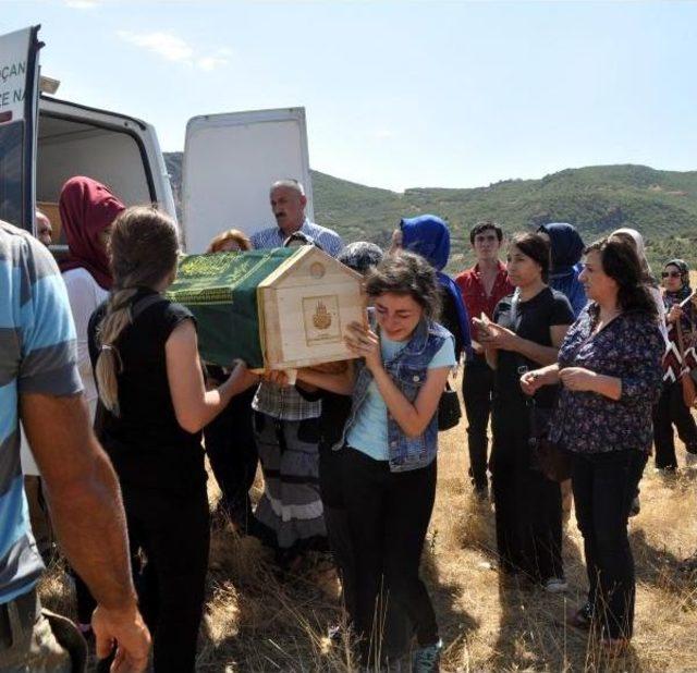 Şile Çöplüğünde Cesedi Bulunan Kadını,son Yolculuğuna Kadınlar Uğurladı