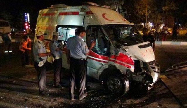 Ambulans Ile Otomobil &Ccedil;arpıştı: 1 &Ouml;l&uuml;, 5 Yaralı 3
