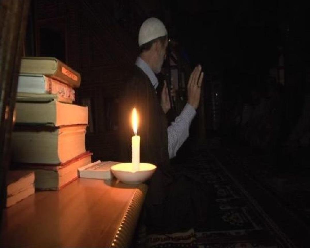 Caferi Camisinde Elektrik Kesilmesini Protesto