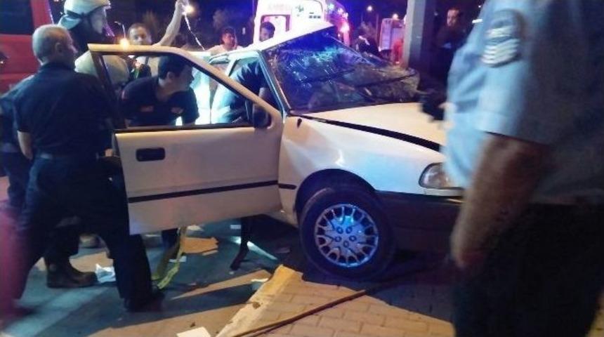 Kontrol&uuml;n&uuml; Kaybeden S&uuml;r&uuml;c&uuml; Aydınlatma Direğine &Ccedil;arptı