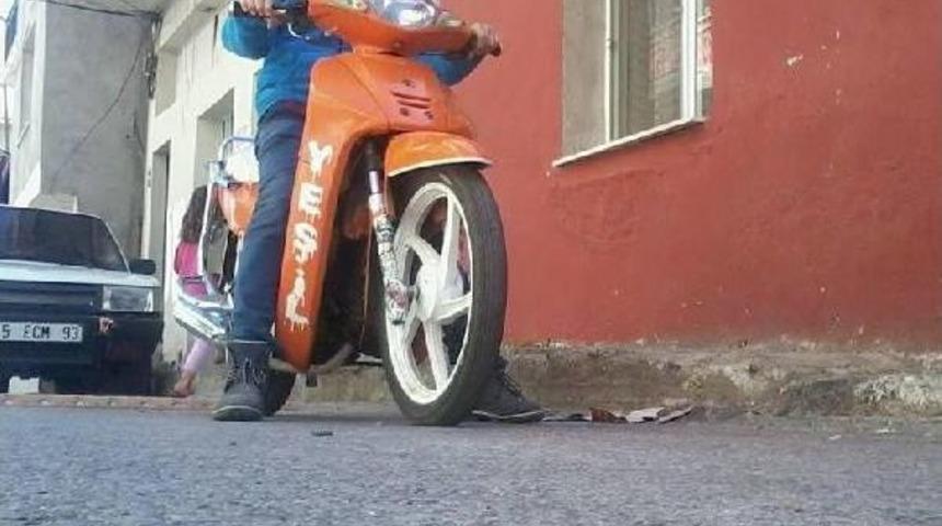 Minib&uuml;s&uuml;n &Ccedil;arptığı Bisikletli &Ccedil;ocuk &Ouml;ld&uuml;