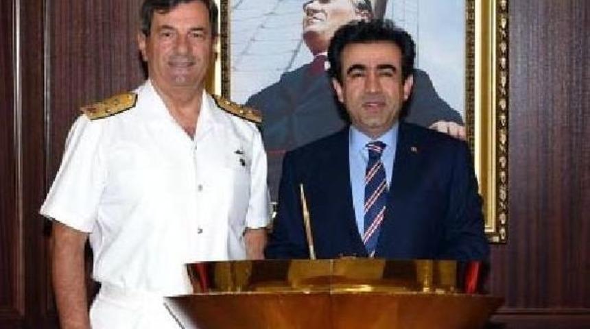 Kocaeli Valisi'nden Donanma Komutanı'na Kutlama Ziyareti