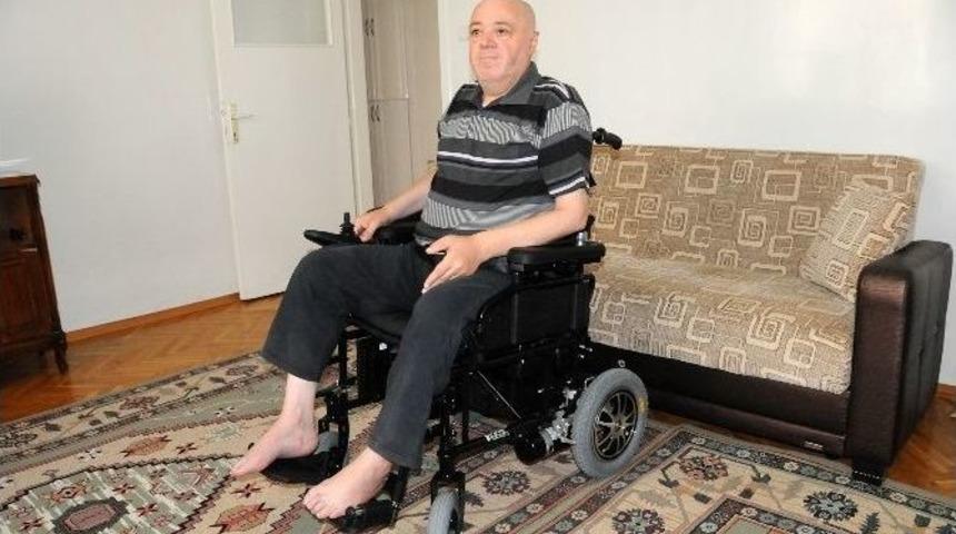 Mehmet Amca Ak&uuml;l&uuml; Tekerlekli Sandalyesine Kavuştu