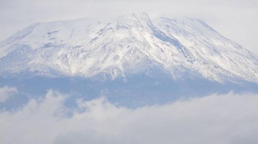 Ağrı Dağına Kar Yağdı
