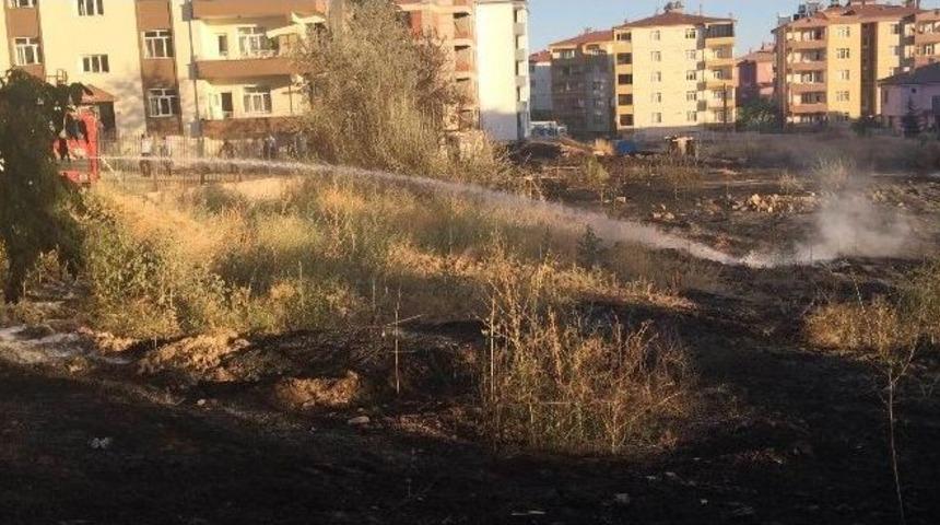 Boş Arazideki Yangın Siteye Sı&ccedil;radı