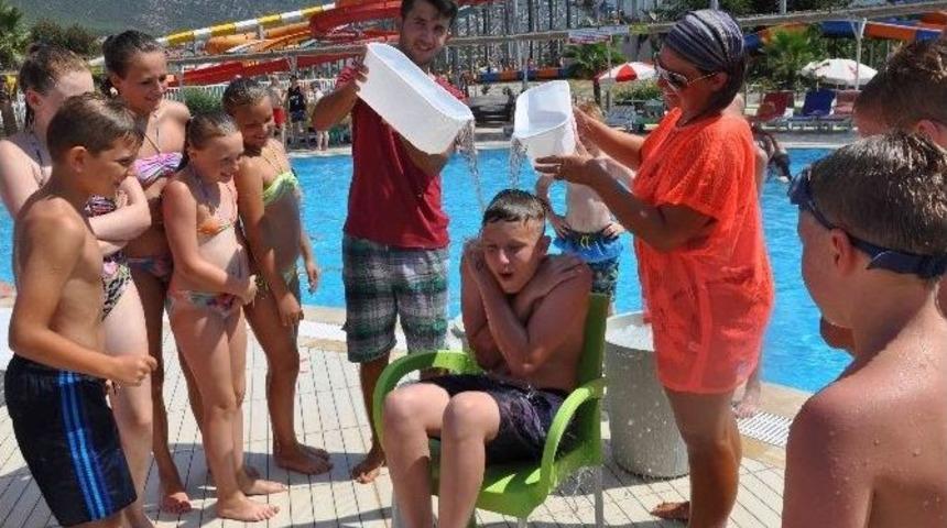 Turistler Buzlu Suyla Hem Serinliyor Hem De Eğleniyor
