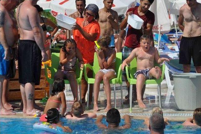 Turistler Buzlu Suyla Hem Serinliyor Hem De Eğleniyor 1