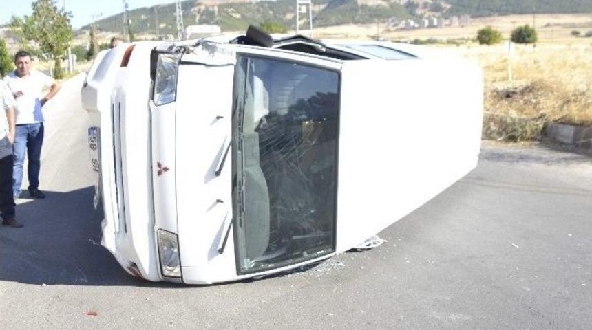 Midib&uuml;s Elektrik Direklerine &Ccedil;arpıp Karşı Şeride Ge&ccedil;ti