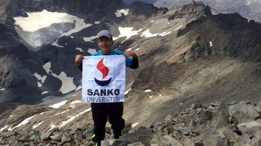 Sanko &Uuml;niversitesi&rsquo;nin Flaması Ka&ccedil;kar Dağları&rsquo;nın Zirvesinde