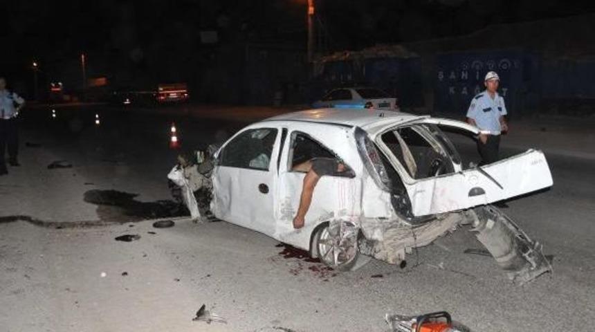 Konteynere &Ccedil;arpan Otomobilde 2 Kardeş &Ouml;ld&uuml; 1 Kişi Yaralandı