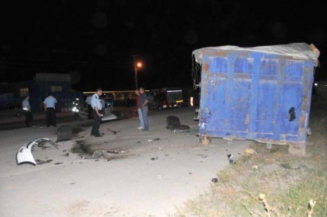 Konteynere Çarpan Otomobilde 2 Kardeş Öldü 1 Kişi Yaralandı