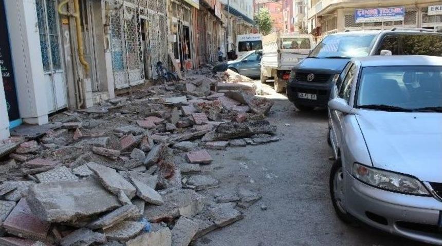 Gelişi G&uuml;zel Park Edilen Ara&ccedil;lar &Ccedil;alışmaları Aksatıyor