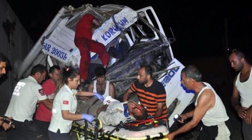 Kontrolden &Ccedil;ıkan Kamyon Yan Yola U&ccedil;tu