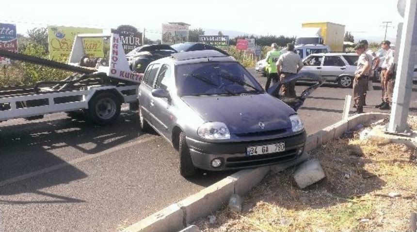 Havalimanı Kavşağında Kaza: 2 Yaralı