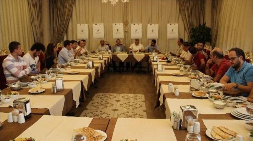 Gazeteciler Basın &Ouml;zg&uuml;rl&uuml;ğ&uuml;n&uuml; Tartıştı