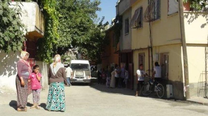 Yeni Taşındıkları Evde Eşarpla Intihar Etti