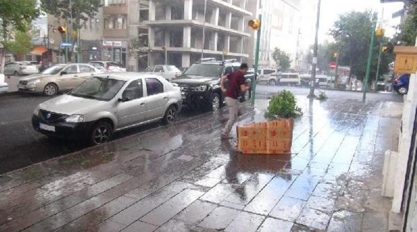 Kars&rsquo;Ta Belediye Halkı Kuvvetli Yağış Nedeniyle Uyardı