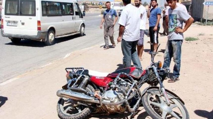 Ceylanpınar'da Motosikletler &Ccedil;arpıştı, S&uuml;r&uuml;c&uuml;ler Yaralandı