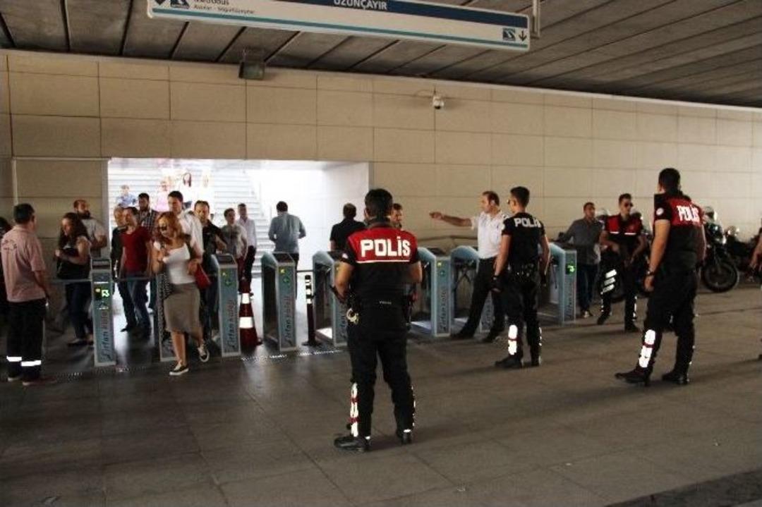 Eylem Hazırlığındaki Ter&ouml;r &Ouml;rg&uuml;t&uuml; Mensupları Silahları İle Birlikte Metrob&uuml;sten İnerken Yakalandı